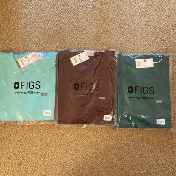 New Figs Chisec Large Three-pocket scrub tops in Aqua, burgundy, & hunter green - Picture 1 of 7